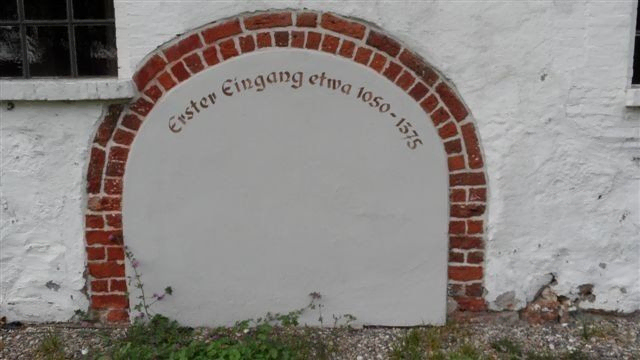 Mauerbogen mit Inschrift "Erster Eingang etwa 1050-1575".