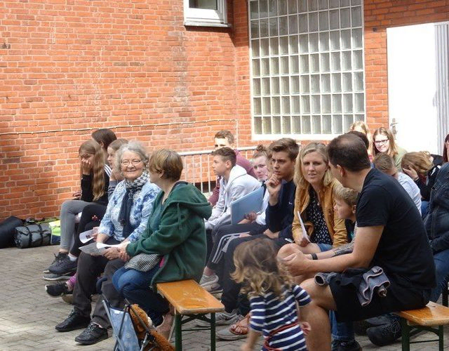 Gruppe von Jugendlichen sitzt zusammen.