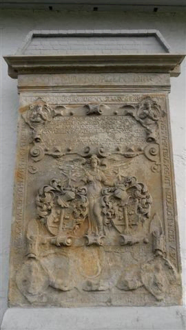 Alter Grabstein mit Wappen.