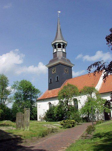 Kirche von Lunden mit Glockenturm.