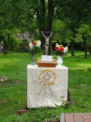 Altar im Freien unter Bäumen.